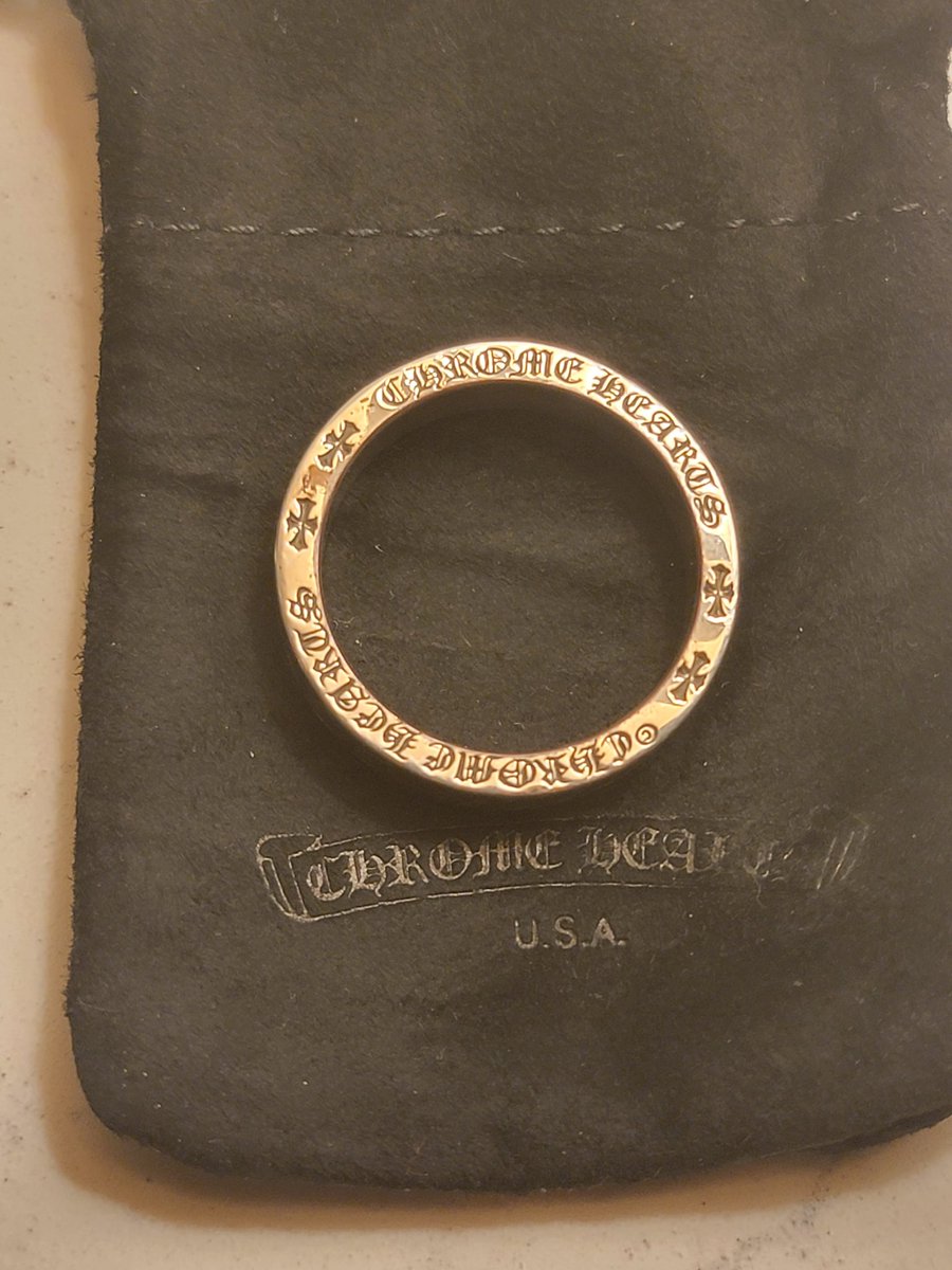 Sadboy_Shaun's tweet photo. @chromeheartsusa i bought a ring 2 days ago and i take it out the packaging after getting off the plane. This is what i was sold. Please provide a call or email back. Or help repair this. Please. https://t.co/IkLmmKTFHy