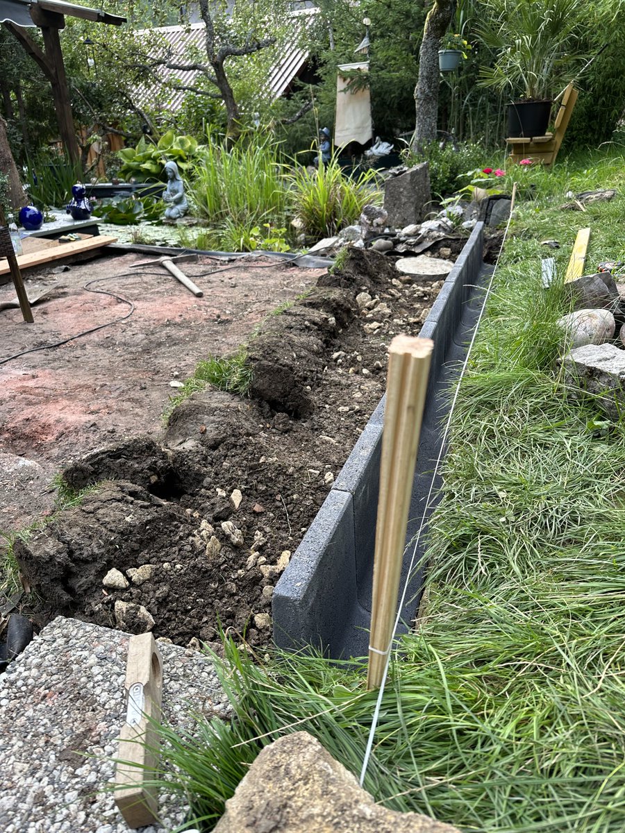 derSchniep's tweet photo. Bin ja immer #fleißig #draußen 😁💪 und nebenbei Abkühlung im Teich 🏊‍♂️🐠 Projekt #terrasse2 https://t.co/vI84g8bPRa