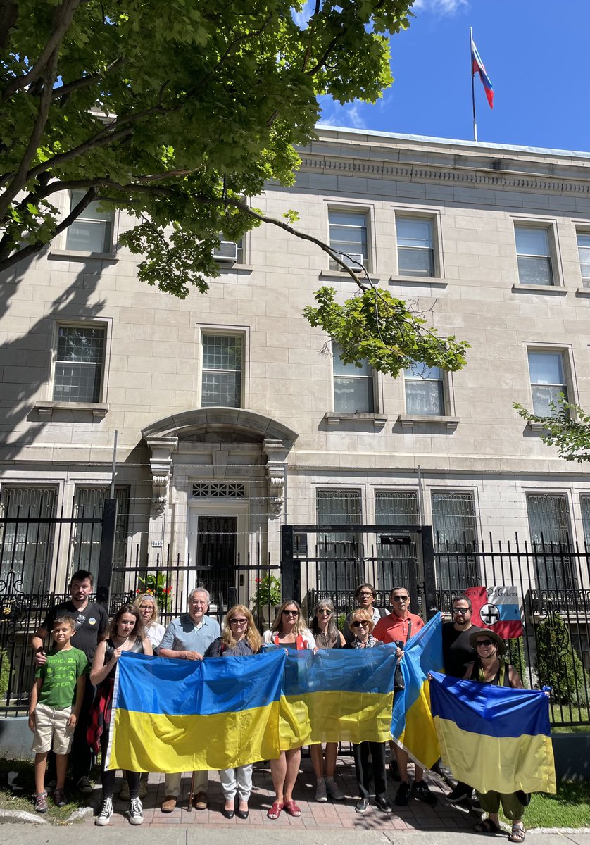 SergeSasseville's tweet photo. 1/7 Jour 545 de la guerre russe en Ukraine. Merci à vous toustes d’avoir pris la relève pour notre manifestation quotidienne devant @consulate_of alors que je suis retenu à par une séance du Conseil municipal de Montréal. La Russie a bombardé ce matin la ville de Kryvyï Rih 2/7 https://t.co/e3W5UtibVO