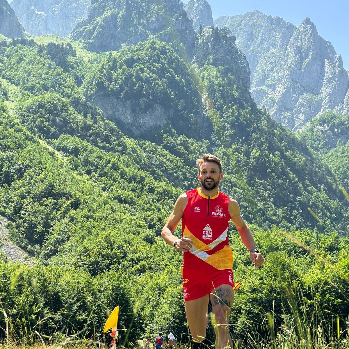 "Estuve 10 años enganchado, ahora correr es mi vida. Quiero crear un lugar que ayude a quien pasa por lo mismo que pasé yo"

🏃‍♂️Quique Gallego, campeón europeo de Skyrunning con <a href="/fedme_es/">Fedme</a> y <a href="/kapurrosteam/">Kapurrosteam</a>

👇
🔴DIRECTO rtve.es/radio
▶️PODCAST rtve.es/play/audios/po…