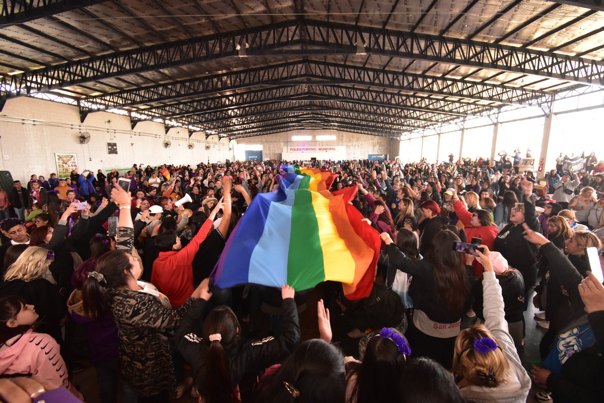 El crecimiento de la feminización de la pobreza y precarización de las vidas LGTBIQ+;  así como a la defensa de lo conquistado en materia legislativa frente a las amenazas proclamadas por las derechas pos elecciones PASO.