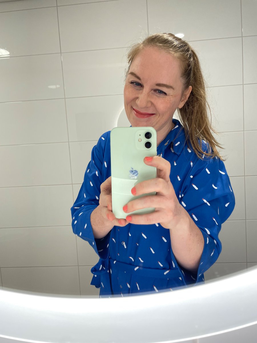 Eilen olikin antoisa päivä, kun @Aivoliitto järjesti kansallista aivoterveysohjelmaa koskevan suunnittelupäivän ja pääsin esittämään myös kappaleeni ”Enpä tiedä” paikan aulassa ☺️ Vähän on pitkissä kantimissa kappaleen purkitus, mutta vielä tässä jonain päivänä 😃