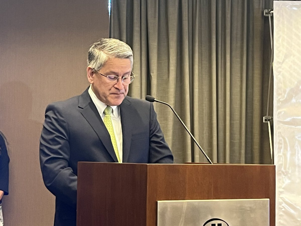 Martín Pérez, Director Ejecutivo de Fundación Romero, inicia la explicación de la iniciativa Becas Generación Plateada <a href="/MTPE_Peru/">Ministerio de Trabajo y Promoción del Empleo</a> <a href="/IDB_Lab/">IDB Lab</a>