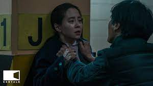 egementk's tweet photo. Güney Kore'den başarılı bir gizem/gerilim filmi. "Intruder" (2020) yıllar önce kaçırılan bir kızın gizemli şekilde ortaya çıkması ile zincirleme gelişen olayları konu ediniyor. Olay örgüsü, sürekli tırmanan gerilimi ve sürprizleri ile ilgiyle izletiyor. Şans verilmeli.👌 https://t.co/tEGjE7Giyl