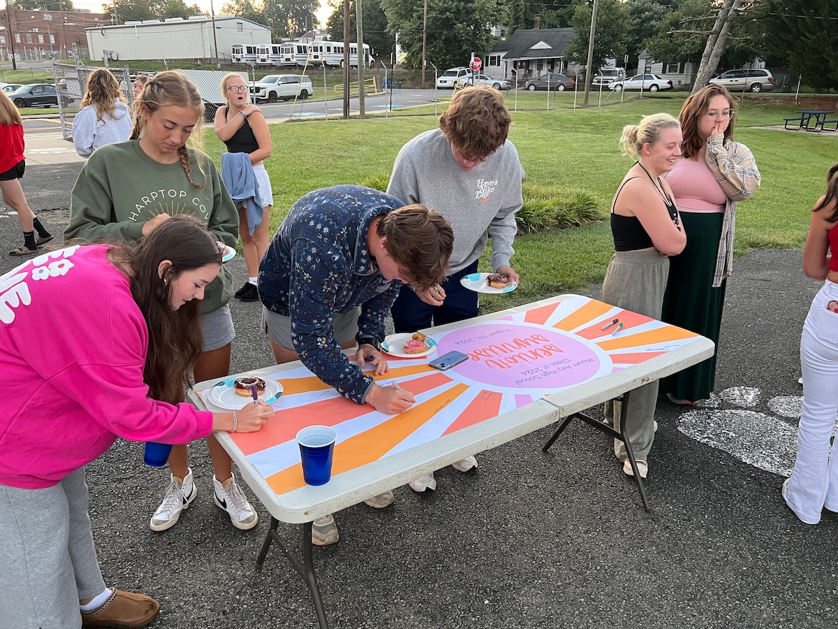 TriSeniorYear's tweet photo. It's my favorite when someone shares how they used one of my resources to celebrate #senioryear! 
TY Mount Airy HS for photos of the Senior Sunrise banner you created with my digital banner template! 
Best of luck to the #Classof2024!!
Template link: https://t.co/rxZogLEd1f https://t.co/tpvRvcsnFl