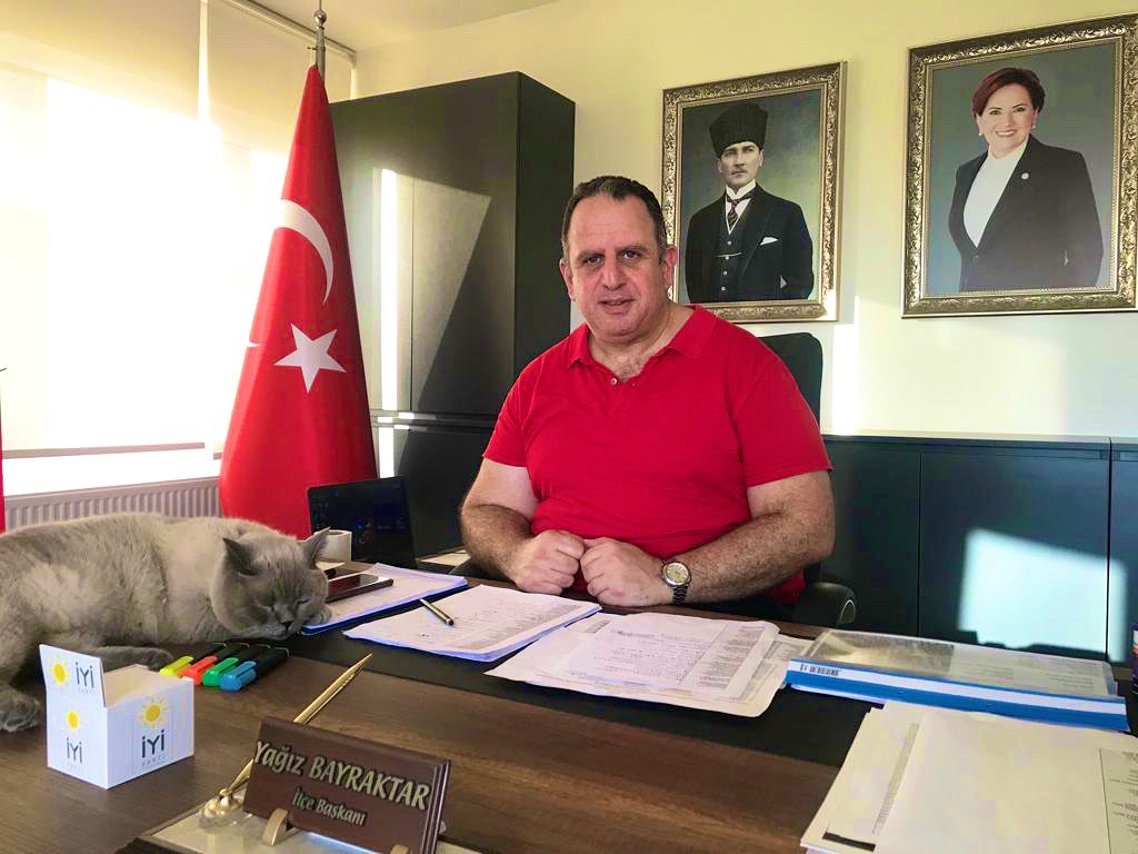 Başkanım <a href="/YagizBayraktar/">Yağız Bayraktar</a> Afyon’a neden gidemeyeceğimi anlatıyordur…Herkes gidiyor ben hep İlçe’yi bekliyorum 😿