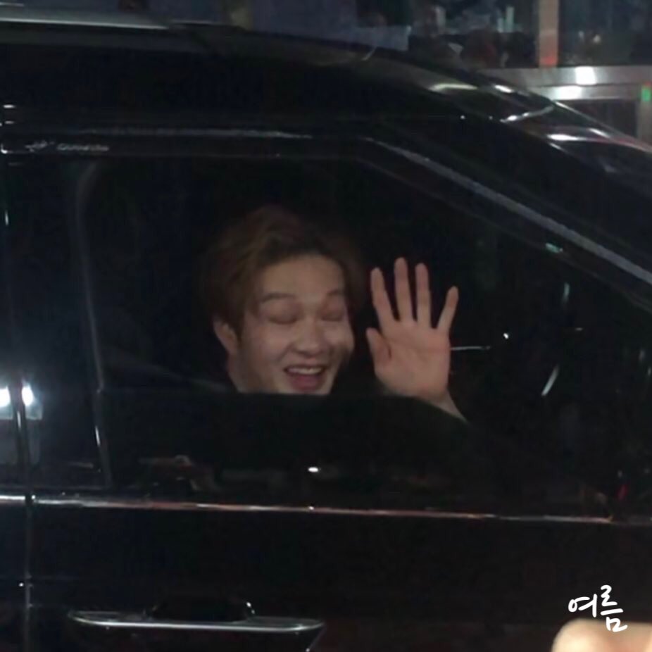 솔직히 오늘 이 표정으로 인사하던거 개오바 라고 생각햇름