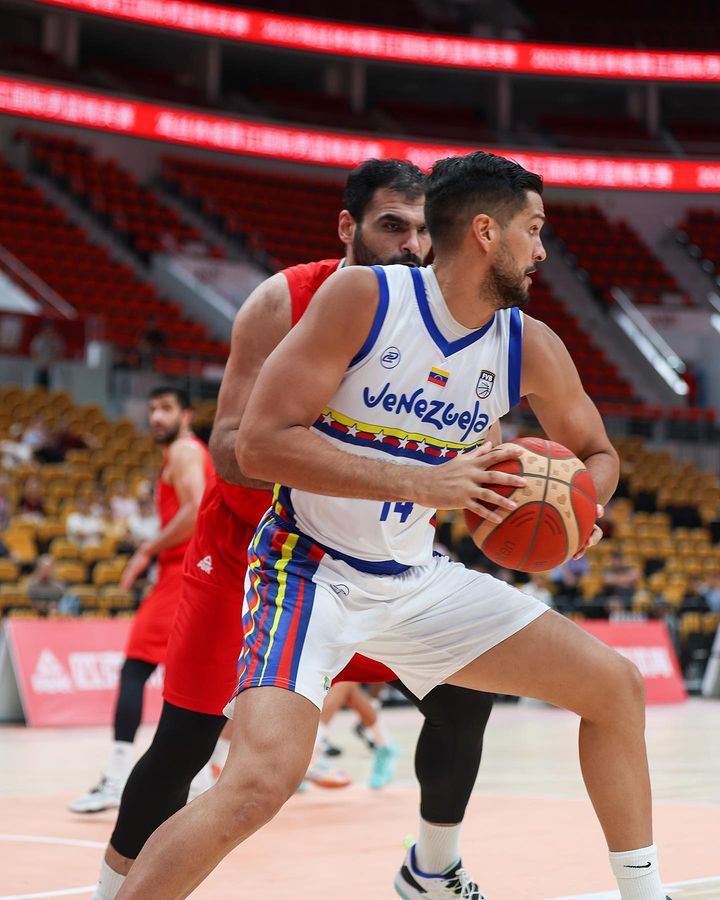 ABCbaloncesto's tweet photo. 🌎🇱🇻 ¡En el mundo se juega baloncesto carabobeño!

Desde la Asociación de Baloncesto del estado Carabobo felicitamos a Fabrizio Pugliatti, @enriquemedina41 y @carrilloluis14 por defender con orgullo, gallardía y compromiso la camiseta de la selección nacional 🇻🇪. https://t.co/IqsXzZZC7k