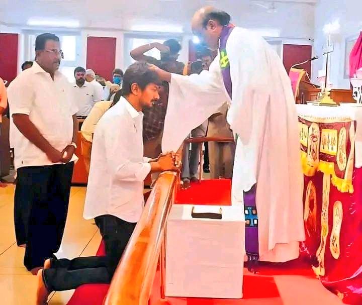 ashok777_kalam's tweet photo. ரஜினியை பற்றி பேசினானுங்க இப்போ
 பாவ மன்னிப்பு பாதிரியார் காலில் என்ன தேடுகிறாய்
🤪🤪🤪👇👇👇 https://t.co/9fWlHY3mla