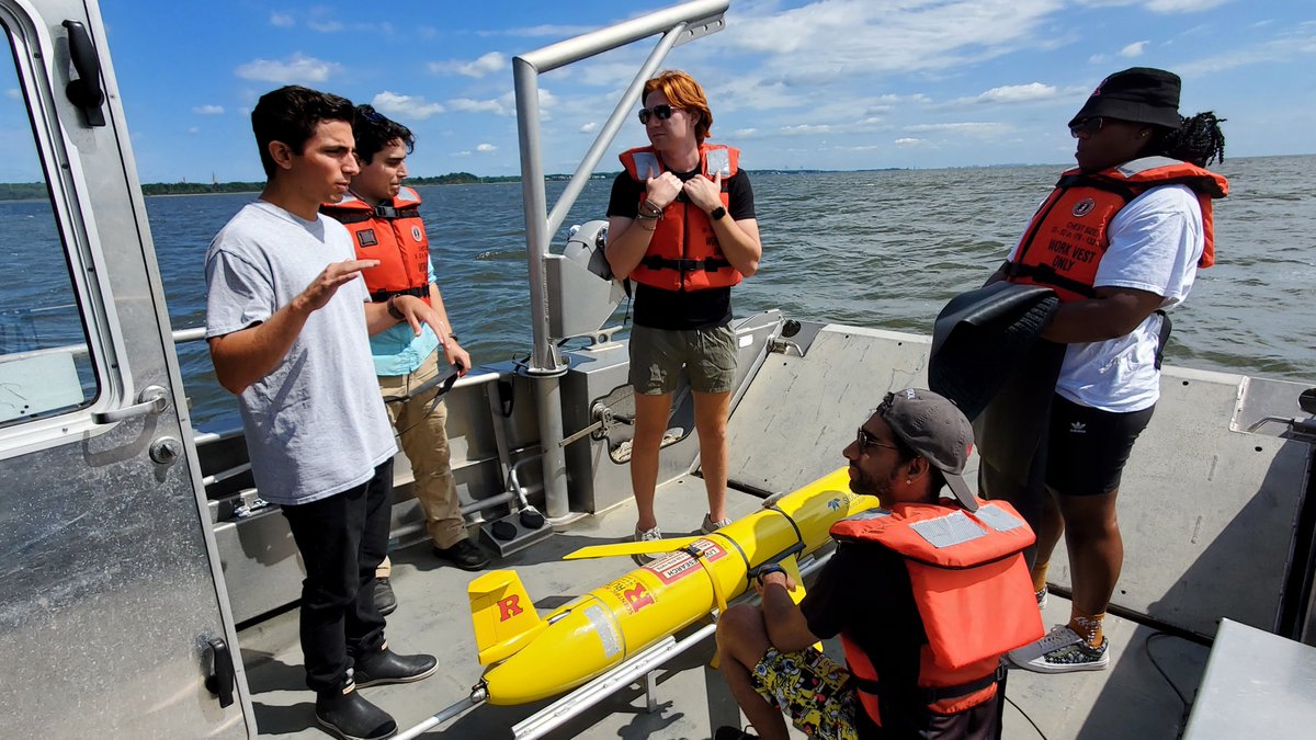 Underwater glider school for August 2023 is in the books. Now it's onto two intense weeks of Python programming for our Masters of Operational Oceanography (MOO) students. Here is teacher (and PhD student) Joe Gradone with the new crew of MOO students. @RutgersSEBS