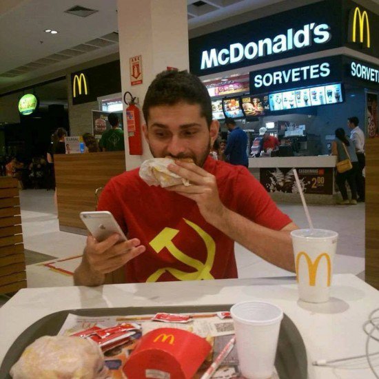 Amandavettorazz's tweet photo. Quem milita pelo Socialismo // Quem vive no Socialismo https://t.co/c7VsQDOUPd