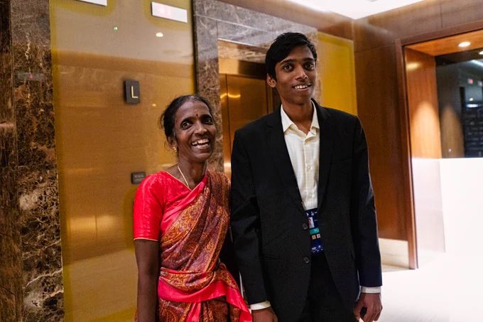 MumukshuSavitri's tweet photo. This picture fills me with pride &amp; joy as a Bharatiya. There is more captivating charisma &amp; heartwarming love in this image than entire Bollywood put together. Real role models look like this. https://t.co/Y8HQQmDMex