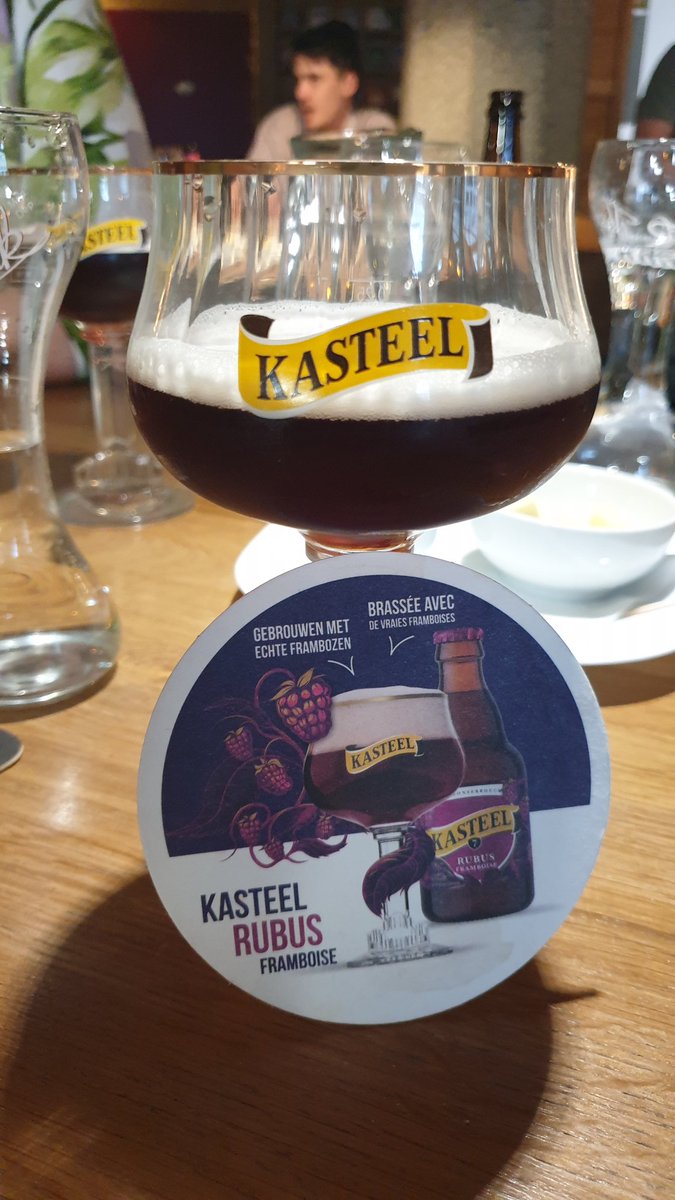 FilipNerad's tweet photo. Ve Kwaku @BierhuisCZ degustujene úplnou pivní novinku od belgického pivovaru Kasteel. Výrazný "malináč" Rubus à la populární višňový Kasteel Rouge, ale není tak silný ani sladký. Pod vedením Benjamina přímo z pivovaru a v dobré společnosti @Furchur1, @Vlad24970662 či @GibisVB🍻🇧🇪 https://t.co/0zgin1MGv6