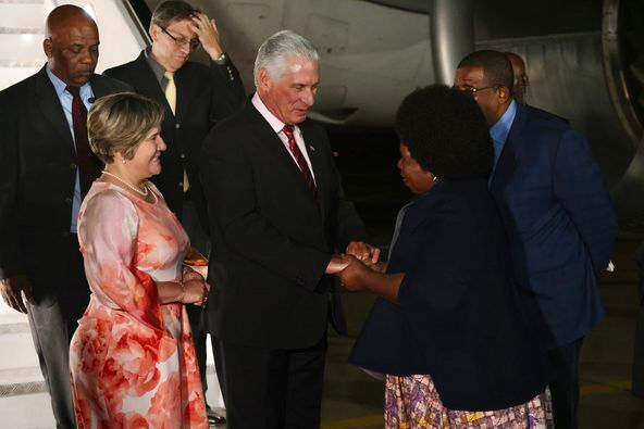 Está <a href="/DiazCanelB/">Miguel Díaz-Canel Bermúdez</a> en Sudáfrica para participar en la Cumbre de los #BRICS, allí se prevé sostenga encuentros con varios líderes. Al llegar fue recibido✖️ Nkosazana Dlamini-Zuma, Ministra de la Presidencia para Asuntos de la Mujer, la Juventud y Personas con Discapacidad. #Cuba