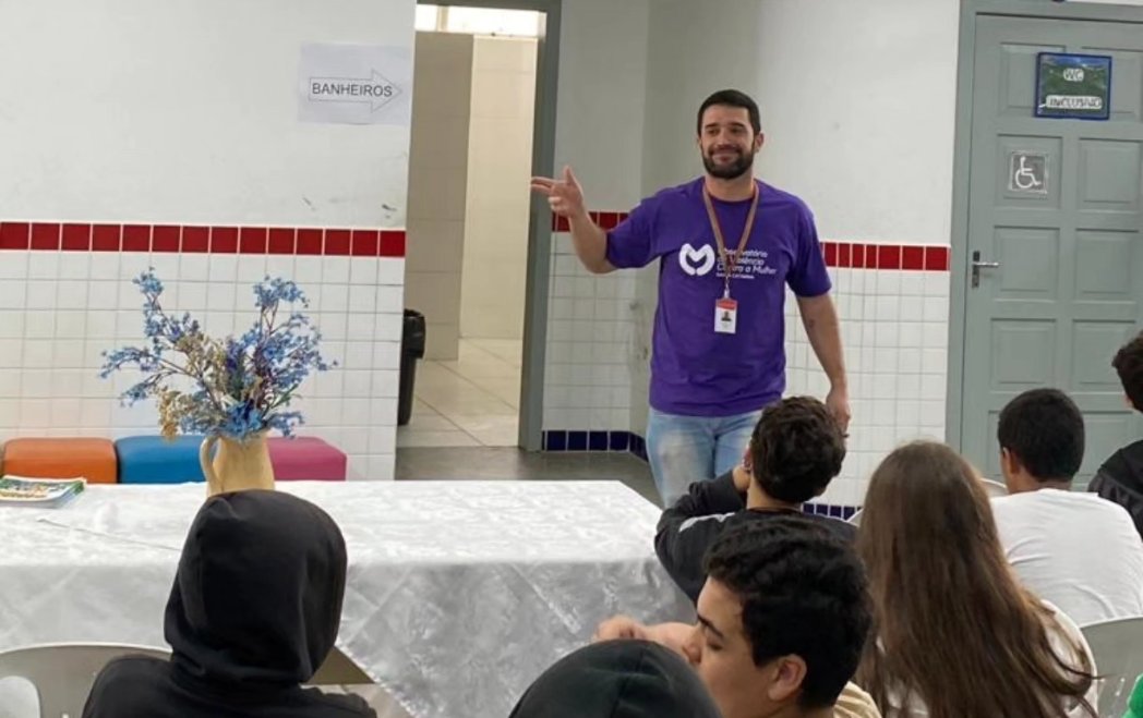 Segue a jornada 'Maria da Penha vai à Escola'. A Leo de autoria da Deputada @lucarminatti tem nos permitido dialogar sobre a história da grande Maria da Penha, a Lei e todo o combate às violências contra a mulher.
#leimariadapenha
#agostolilás