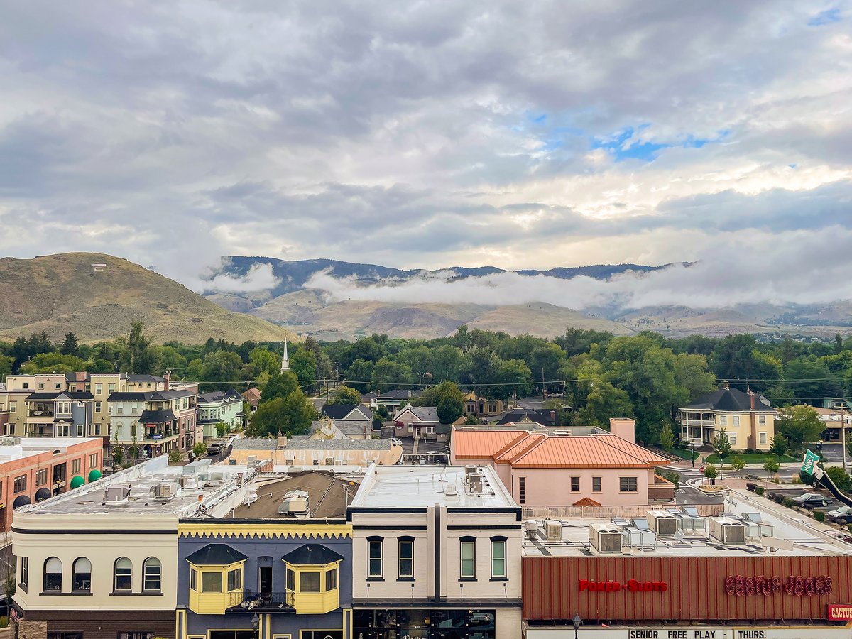 Start planning your getaway to Carson City, get lost in the views and the charm of downtown. Itineraries and more are available at visitcarsoncity.com. 🏛️ 📸 : Kippy Spilker