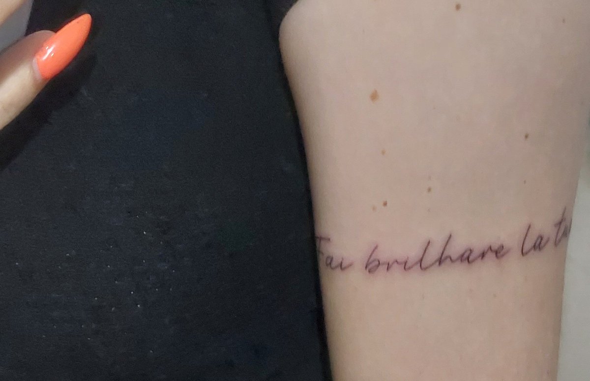 brandaobook's tweet photo. Quando eu li Razões para Lutar pela primeira vez eu fiquei muito mexida com a história e me vi na Hailee em vários momentos, quando eu vi o significado da tatuagem dela eu disse pra mim mesma que um dia eu ia fazer essa tatuagem e bom, hoje eu fiz.

@autorafers https://t.co/RoE5d6ynz1
