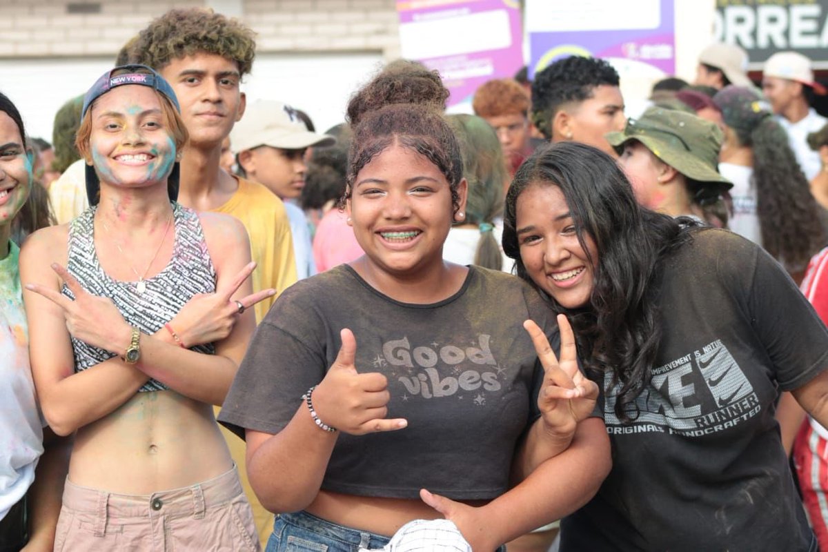 🥰  ¡Qué alegría trabajar por el bienestar de nuestros jóvenes!

Estamos en El Bagre, Bajo Cauca antioqueño, en nuestra 🎨 🏃🏻‍♂️ 🏃🏽‍♀️ #ColorRun: una actividad propicia para disfrutar, compartir y resolver dudas de nuestros jóvenes, acerca de sus derechos sexuales y reproductivos 🧵👇🏼.
