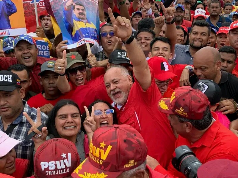 Capitán @dcabellor: “Pueden hacer ellos lo que quieran, pero hay que recordar que mientras estemos en la calle seremos invencibles y que ellos que están inhabilitados no van. Sigamos en la calle sigamos en batalla y en victoria'. #Isnotú #MásChavistaQueNunca #ConsensoDeVenezuela