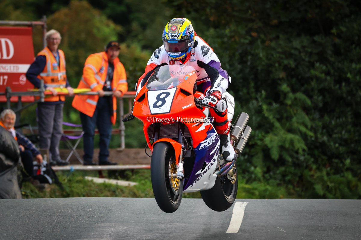 strawbs1907's tweet image. Just beautiful ... @ashcourtracing with @Nathanharrisony @ManxGrandPrix  #RC45 @TraceysPics