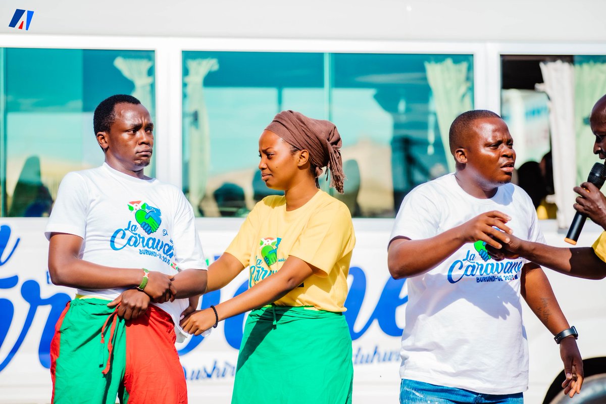 MutimaComedien's tweet photo. Allooo Heweee, nasubiyeyoo. Ejo mu #kayanza niho twari twibereyee. N'i #ngozi  ntitwahaziseee. 

Rwa rugendo twagira na bagenzanje @satb257   na @meiliofficial_  , mu ntara kuraba ibikorwa vyakozwe n'ishirahamwe ry'ibihugu vya buraya mu Burundi, n'ubu rwasubiye kuduhuza. https://t.co/JeX0tdBM4e