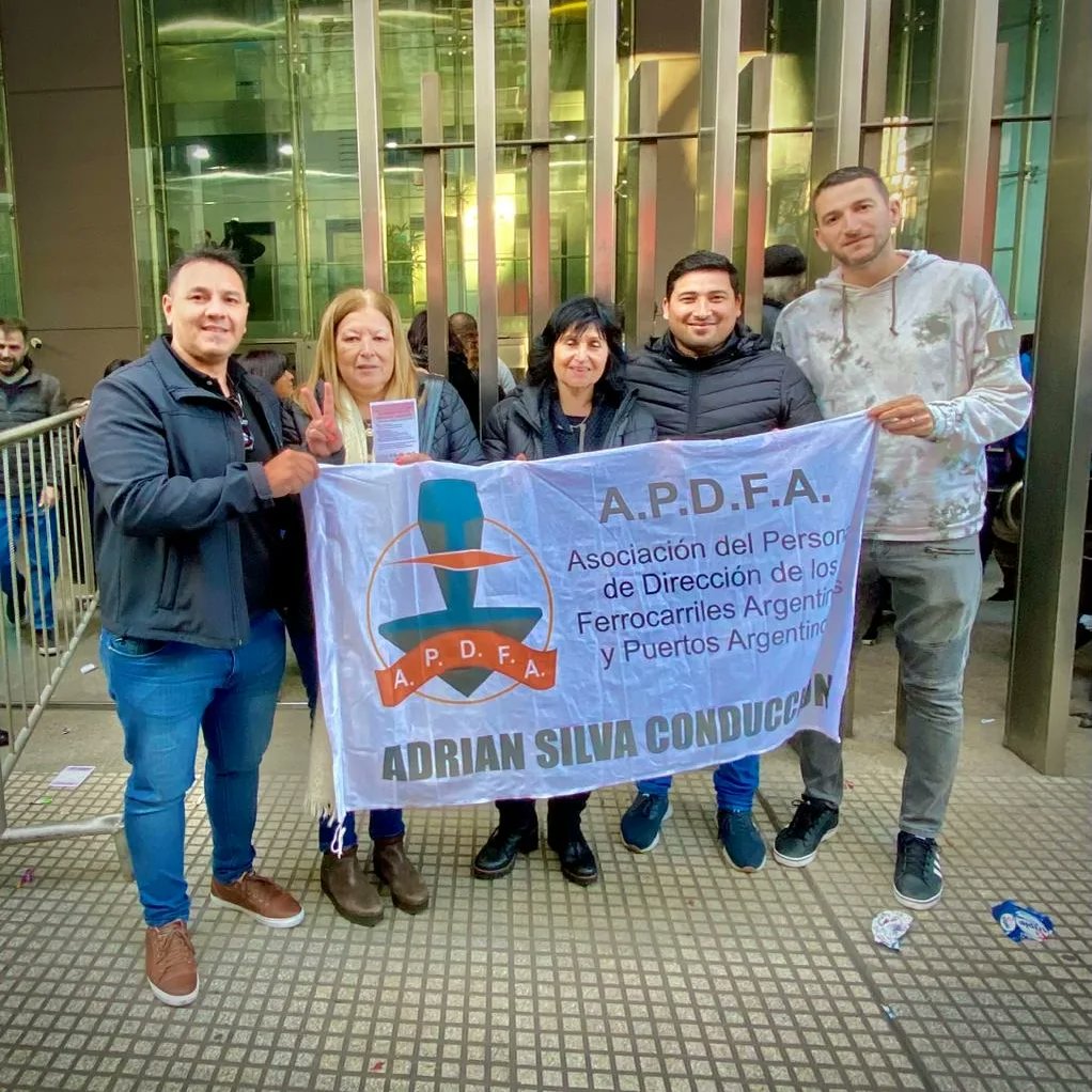 JApdfa's tweet photo. #CABA 📌

Hoy, estuvimos presentes y acompañando a nuestra secretaria gremial @BeaIvArguello  en la asamblea de las, y los trabajadores ✌🏻

#PorMasDerechos
#AdrianSilvaConduccion 
@apdfanacional @_mauriciosalas @ESTEBAN_FER82 @GraffNico @JoseLuisMoyan20 @ApdfaAdrian https://t.co/qgdeis9CEu