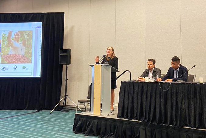PNUDEcuador's tweet photo. Matilde Mordt representante del @PNUDEcuador participó en el evento paralelo “Acceso directo y financiación de la naturaleza para los #PueblosIndígenas y las comunidades locales”en el marco del #GEFassembly2023 que se lleva a cabo en Vancouver - Canadá 🍁 🇨🇦
@theGEF 🌳🌎 https://t.co/xzKyDpxi7w