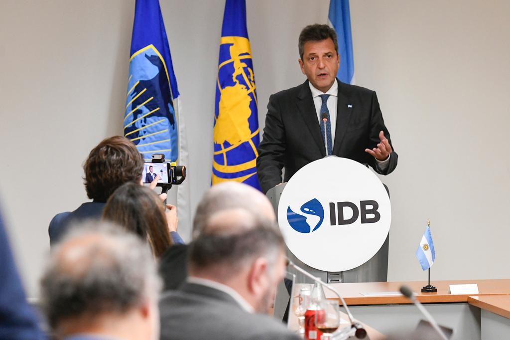 SergioMassa's tweet image. En Washington, avanzamos con el @BancoMundial y @el_BID, en el financiamiento que nos permitirá realizar obras de desarrollo claves, reforzar la agenda alimentaria y fortalecer a nuestras PyMEs.
