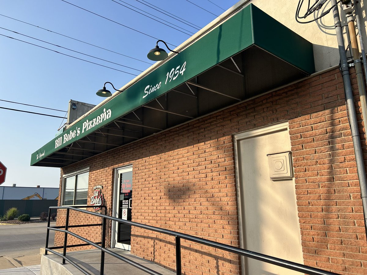 AMFKristensen's tweet photo. Currently in Vincennes for a high school football feature (stay tuned!) and needed to stop at a local favorite. Since I moved here, seemingly everyone has told me I need to go here. Let’s see how it goes. https://t.co/I1lu2vslZA