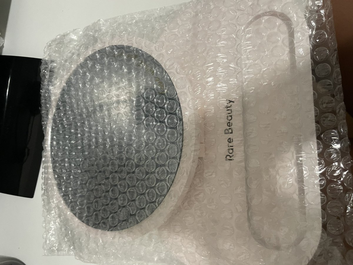 Justforfun11myb's tweet image. Yesss I got my vanity mirror!!! I’m obsessed!! @rarebeauty @selenagomez #rarebeauty #rareroutine #SelenaGomez