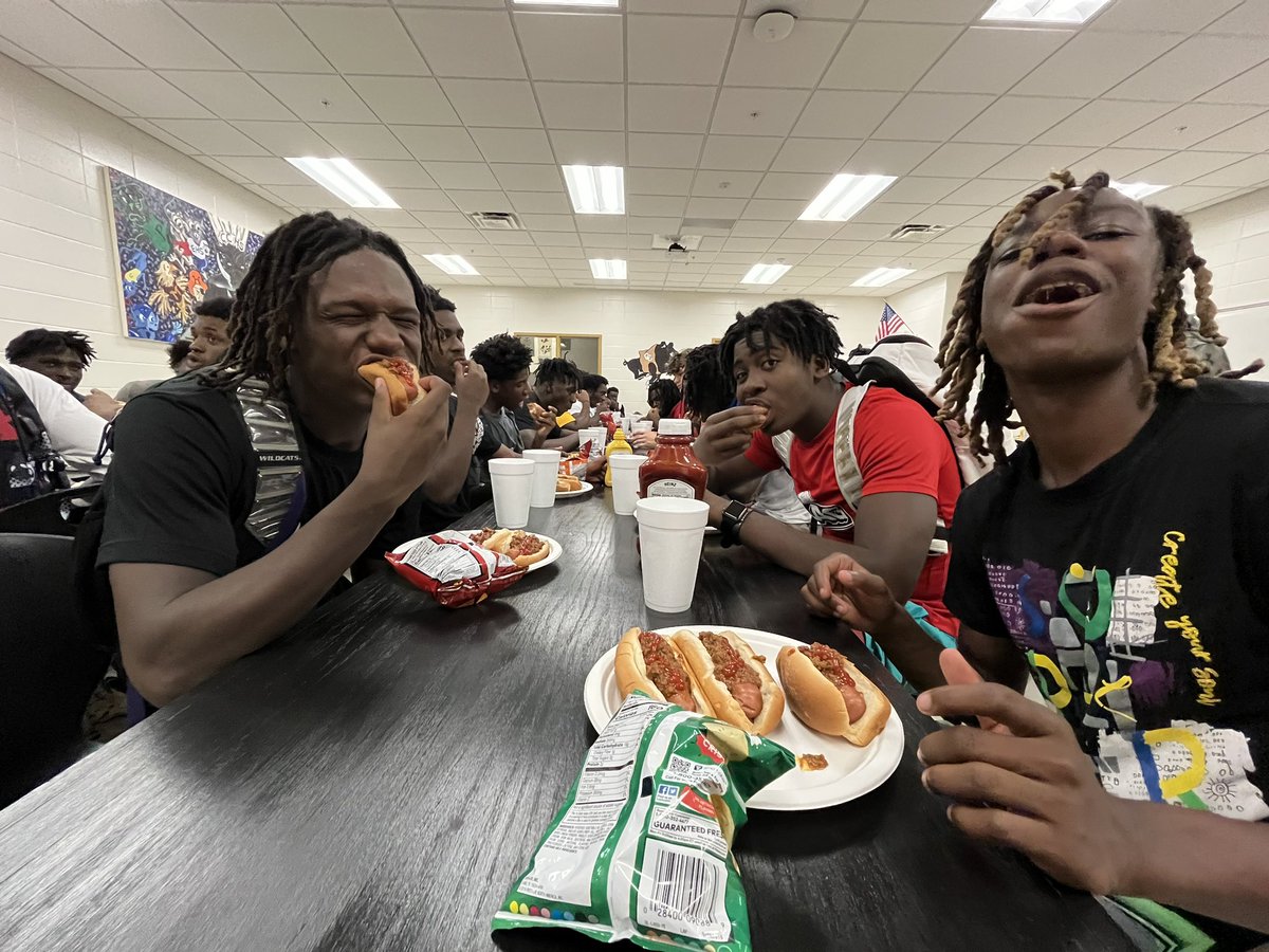 CCPackersFball's tweet photo. Thank you to our Packer Moms for the fantastic Chili Dawg feast!!! #GoPack #BeatStockBridge https://t.co/BHrgSYmTwI