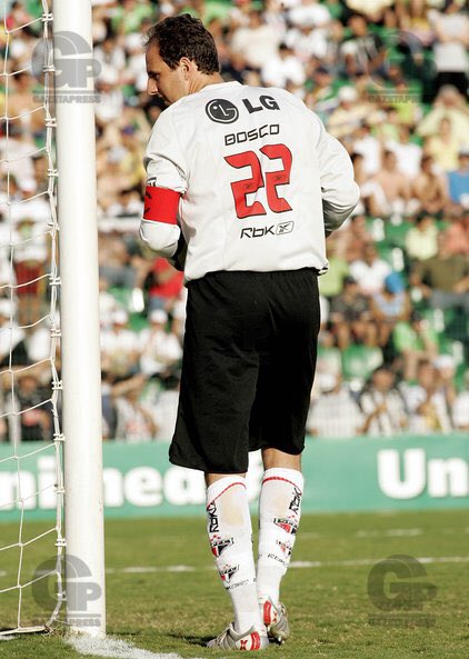 ABSURDO: Após provocações, árbitro saca um revolver e dispara contra  Rogério Ceni e contra a torcida do São Paulo na Copa Roblox de Futebol. :  r/futebol