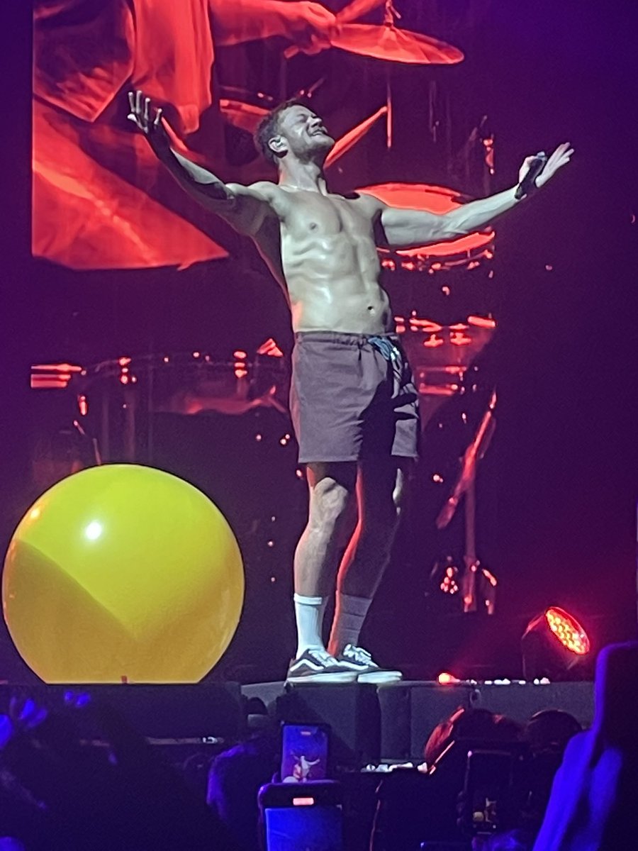 CamilleGuffroy's tweet photo. Voir @Imaginedragons pour le show, le show :
Paris ❤️ https://t.co/2e9m8a6gCv