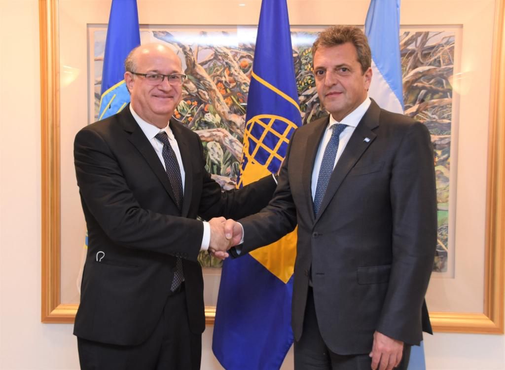 SergioMassa's tweet image. Este financiamiento de los organismos internacionales nos permite potenciar la producción nacional, el crecimiento del empleo y el cuidado de las divisas, promoviendo la venta de trabajo argentino al mundo.