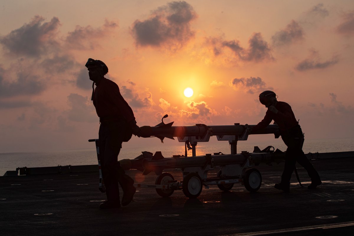 USNavy's tweet photo. #USNavy Photos of the Day:
1️⃣ #HSC9 flies with Hellenic Navy and 2️⃣ ordinance handling aboard #USSGeraldRFord @Warship_78 @USNavyEurope @NATO
3️⃣ #USSPaulHamilton training @US3rdFleet
4️⃣ @usairforce, #USSBataan @LHD5 and #USSThomasHudner @US5thFleet
👉 https://t.co/aZddB6hxYf https://t.co/S6euoWtIvq