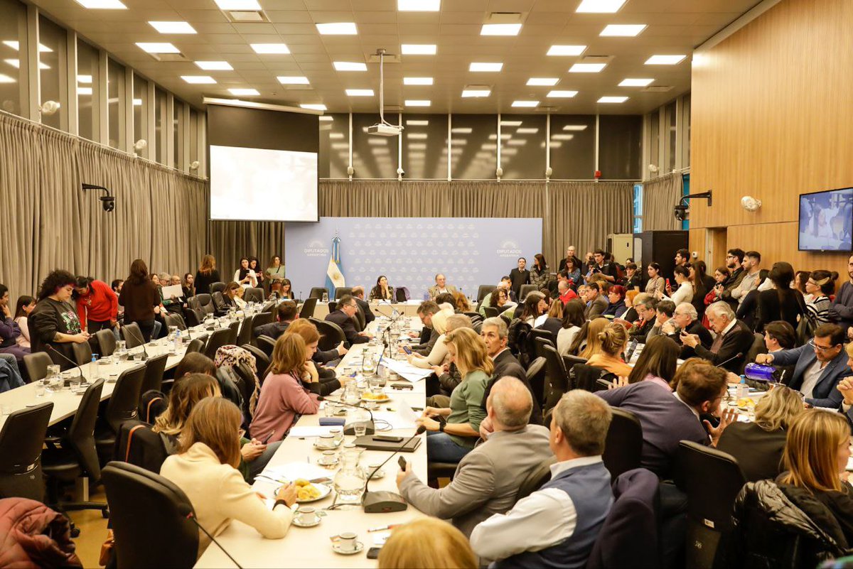 MinGenerosAR's tweet photo. 🧡 Las comisiones de Trabajo, Presupuesto y Mujer y Diversidad de @DiputadosAR aprobaron el dictamen para ampliar las licencias laborales y garantizar que #CuidarEnIgualdad sea un derecho.

¿Cuáles son los principales puntos que tenés que conocer de esta normativa? 👇🏽 https://t.co/lnqHLIcLRe