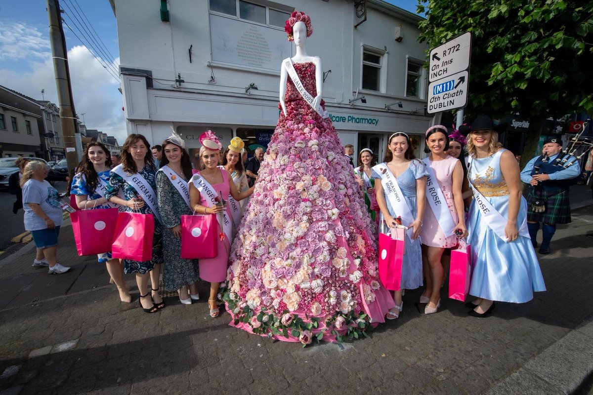 Congratulations to the New York Rose Róisín Wiley announced as the 2023 International Rose of #Tralee We loved organising your #WexfordRoseTour and huge well done to everyone involved 💜💛 @visitwexford @wexfordcoco #roseoftralee @RoseofTralee_ @daithi_ose 📸@domnickeyefocus