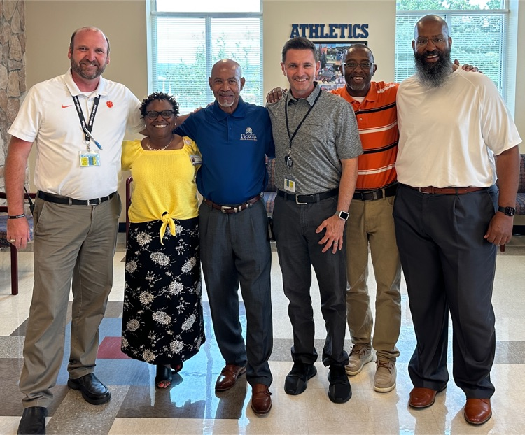 pmssparks's tweet photo. A visit from our community partners to discuss upcoming projects for our Sparks! #sparkpride #sparknation #sparkstrong #partnerships #mentors #supplies #wootwootcart #altruismo #amistad #isibindi #reveur https://t.co/lzNBVNeNeY