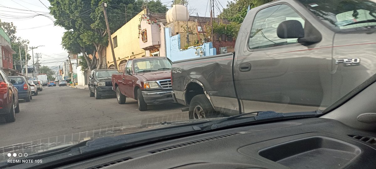 robertrockr1's tweet photo. @OVIALCDMX Estos burros estacionan sus carros en la calle Tlaxcala, en la alcaldía Magdalena Contreras, todos los días y hasta mecánica hacen y les vale gorro generar tráfico en las mañanas y tardes y es DIARIO!! https://t.co/vrt68HZema