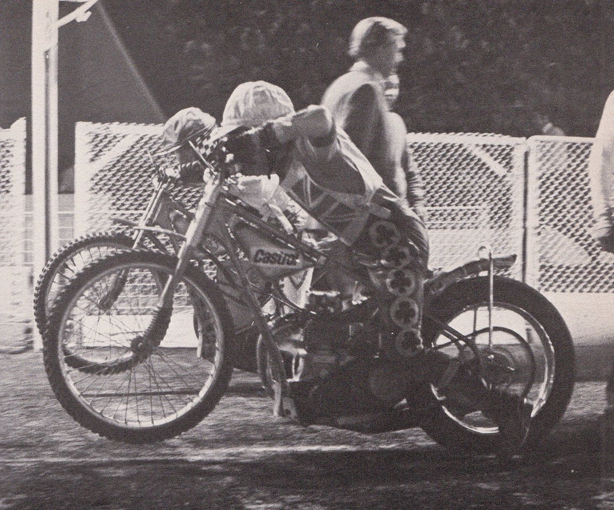 Stephen78857051's tweet photo. Peter Collins &amp; Ivan Mauger leave the tapes in their run off for first place in the 1976 Intercontinental Final @ Wembley. PC beat Ivan to claim the Title. Some achievement, considering that he had finished last in his first race. https://t.co/V8FH1pPbFc