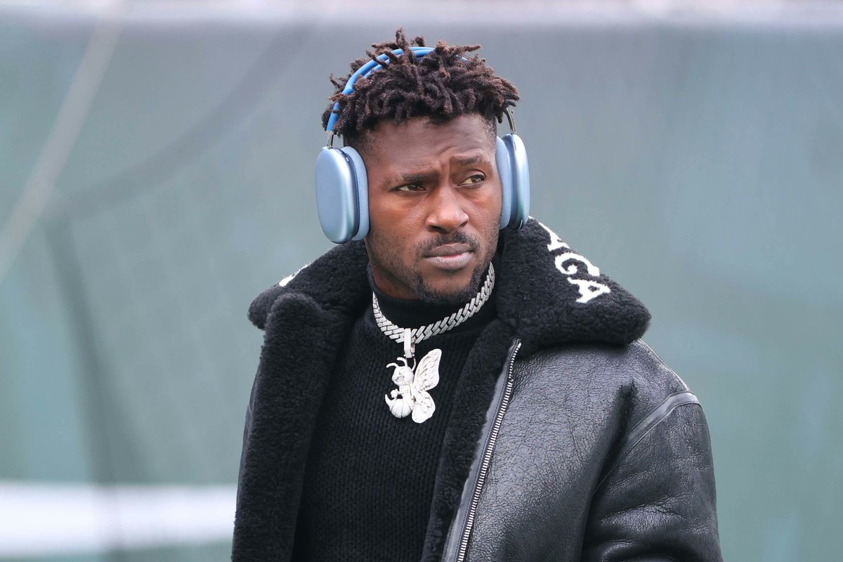 barstoolsports's tweet photo. Cops Have Been Ordered to Arrest Antonio Brown for Non-Payment of Child Support https://t.co/8agb9gBjG4 https://t.co/CsXI72uzVV
