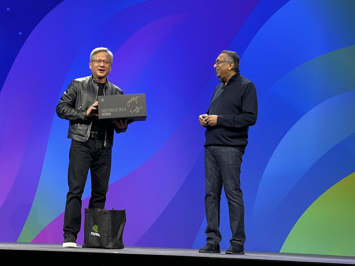 What a Gen Session at #VMwareExplore! So energizing to see months of planning shared with our VMware community. Missed the announcements? Check out lnkd.in/g_8n35hd. The day continues. Can’t wait to see you around the Venetian conference center.