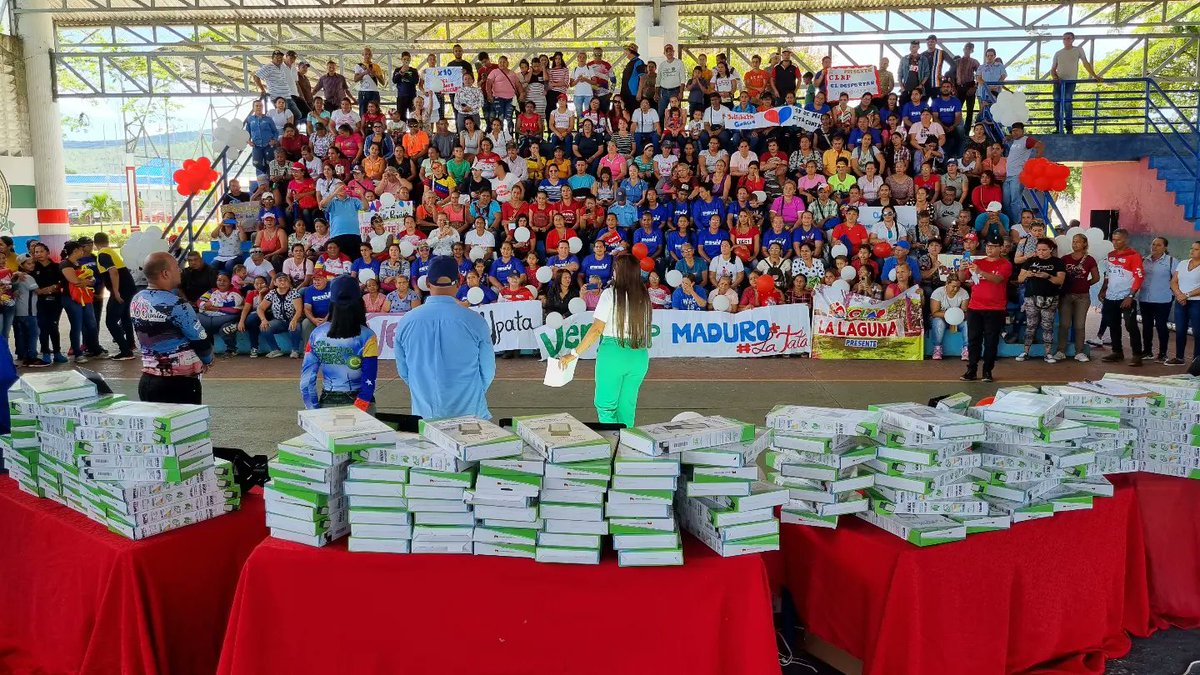 tatachavista's tweet photo. Cumpliendo con las políticas de Fortalecimiento de Los Servicios Públicos orientada por el Pdte. @NicolasMaduro a través del 1x10 del Buen Gobierno, junto al equipo de @CorpoelecInfo entregamos luminarias para alumbrado público solicitadas a través de la aplicación VEN APP. https://t.co/4aue9aHADr