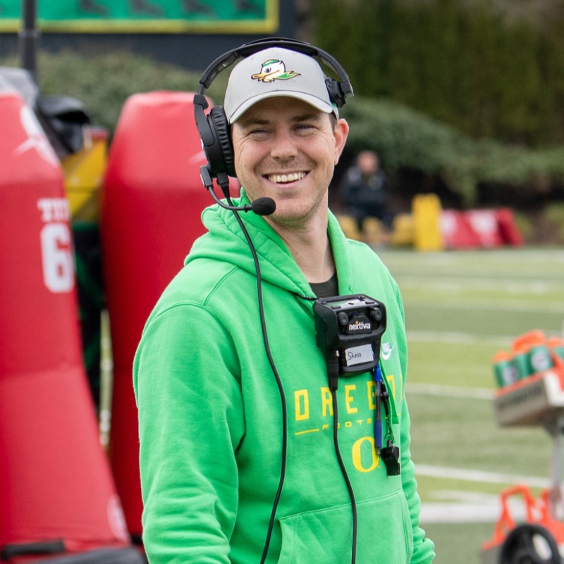 oregonfootball's tweet photo. 𝐁𝐢𝐭𝐭𝐞𝐧 𝐁𝐲 𝐓𝐡𝐞 𝐅𝐨𝐨𝐭𝐛𝐚𝐥𝐥 𝐁𝐮𝐠

Get to know new offensive coordinator @CoachWillStein through his conversation with @DuckFootball on the @MightyOregonPod.

#GoDucks