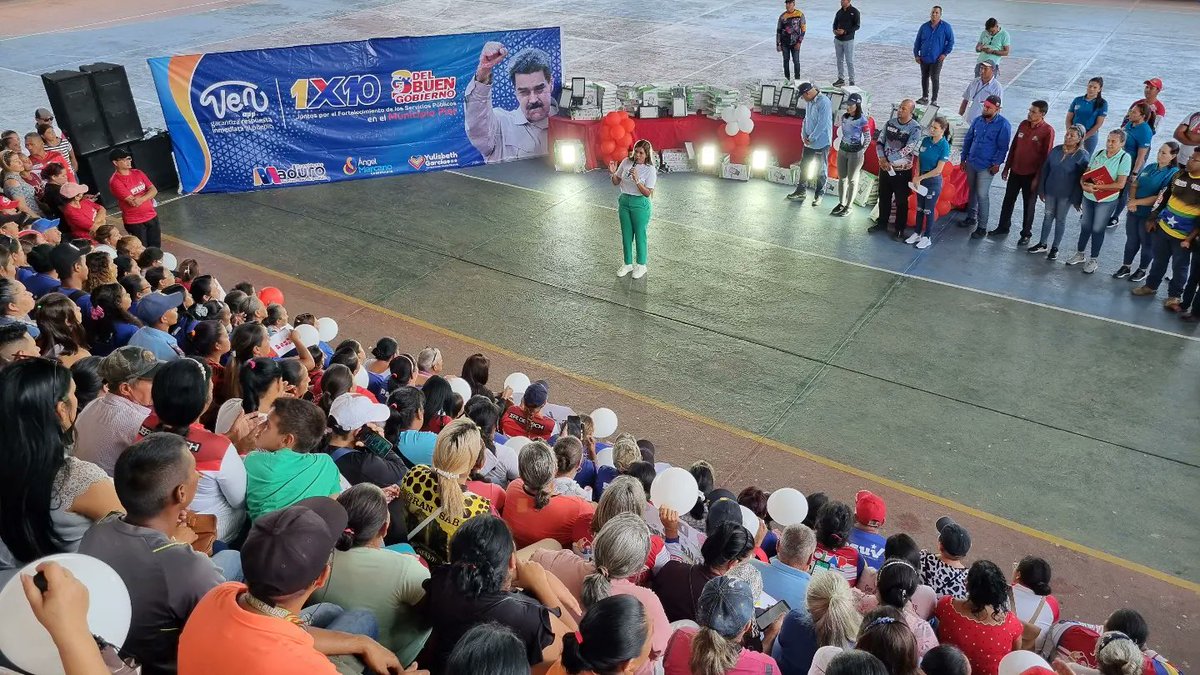 tatachavista's tweet photo. Cumpliendo con las políticas de Fortalecimiento de Los Servicios Públicos orientada por el Pdte. @NicolasMaduro a través del 1x10 del Buen Gobierno, junto al equipo de @CorpoelecInfo entregamos luminarias para alumbrado público solicitadas a través de la aplicación VEN APP. https://t.co/4aue9aHADr