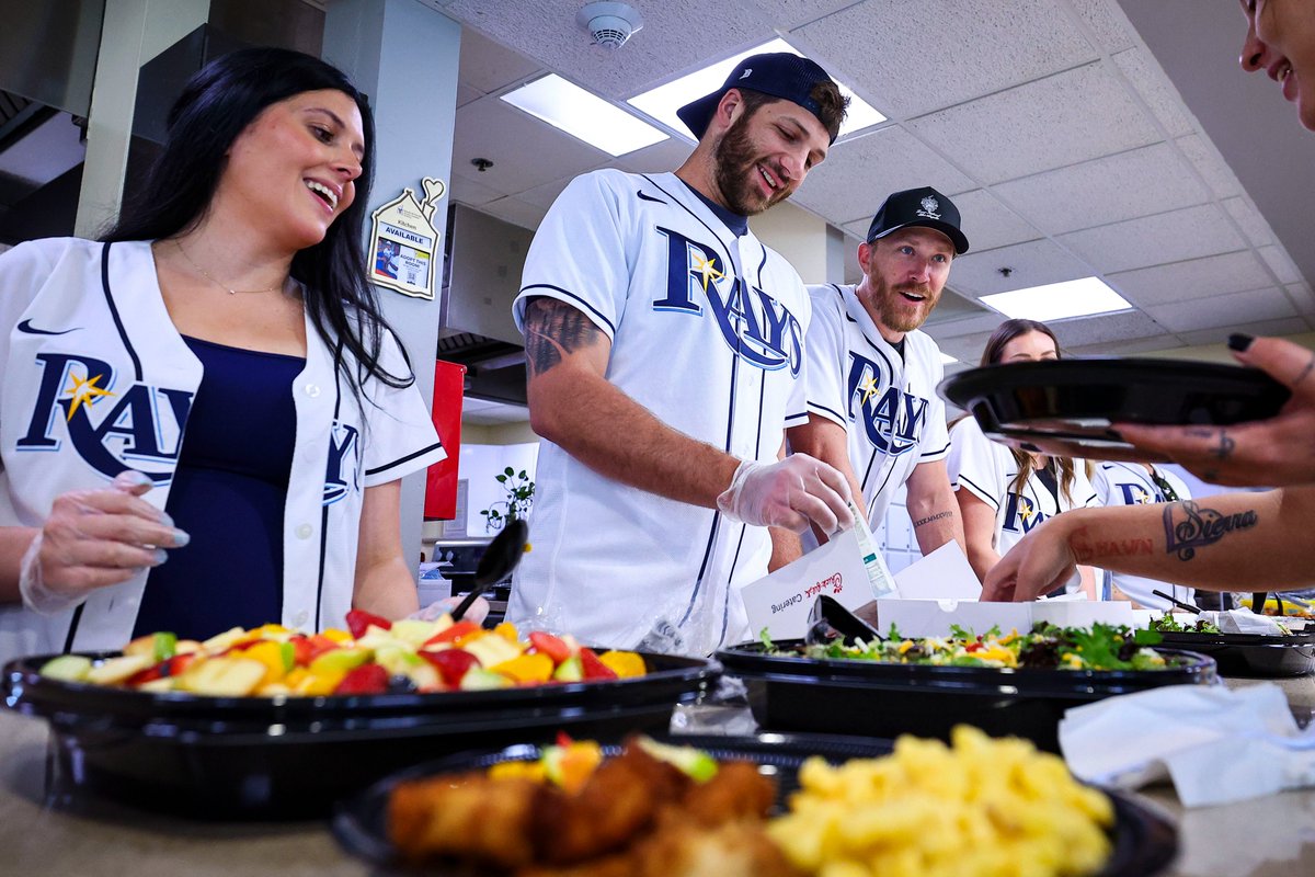 RaysBaseball's tweet photo. Several Rays players and their families had a great day making snack kits and serving lunch for the families at our local Ronald McDonald House. https://t.co/Cofo02cdlY