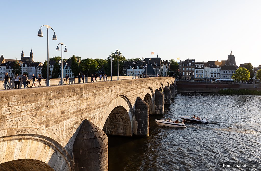 THPMHabets's tweet photo. Het vertrouwde beeld van #Maastricht. Zicht op de Sint Servaasbrug met de skyline van de binnenstad. Perfecte ‘golden hour’ omstandigheden. https://t.co/iQojV6sDDp #wyck #boat #travel #limburg #canon #nederland #europe #netherlands #wanderlust #architecture #dutch @magnifiekZL https://t.co/YueqHZwHxC