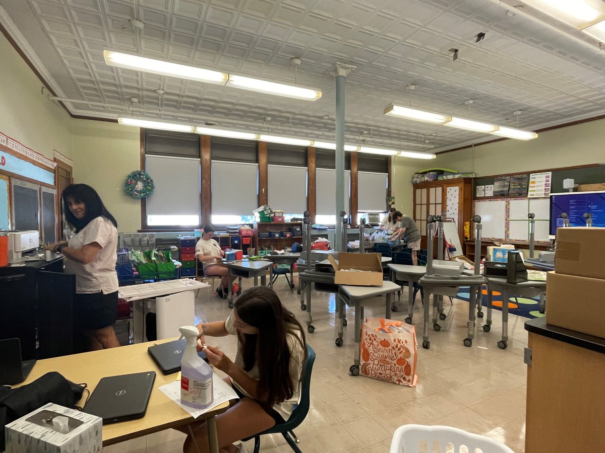 publicaffairspc's tweet photo. Today our Urban Action group was at St. Augustine & Robert F. Kennedy Elementary Schools getting ready for the upcoming school year. The principals and teachers were very appreciative of their help! @ProvidenceCol @urbanaction_pc @pvdcitycouncil @pvdschools @RICatholic https://t.co/SHwcbTgm9l