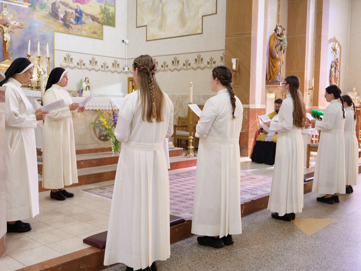 MercedarianSrs's tweet photo. On this Queenship of Mary, we welcomed our 5 Postulants into the Novitiate! Please pray for our new Novices! https://t.co/9ynrMH81iO https://t.co/UgIWylPr5k