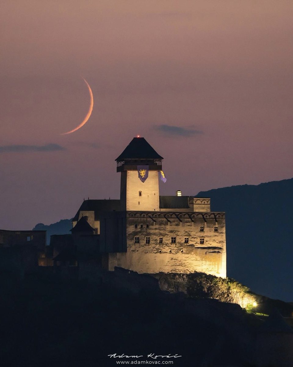 Trencin castle #ThisIsSlovakia 🌜🏰🇸🇰
Photo: adamkovac.com #slovakia #castle #moon #history #traveltips #sunset